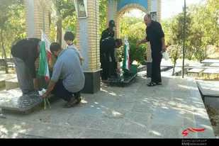 عطرافشانی گلزار شهدا با حضور بسیجیان حوزه شهید همت نهاوند