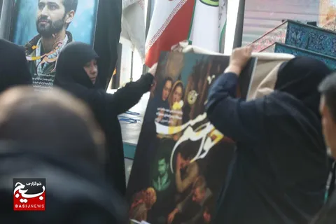 آیین گرامیداشت روز تکریم مادران و همسران شهدا و رونمایی از کتاب «حواسم هست» با حضور مادر شهید مدافع حرم «سجاد زبرجدی»