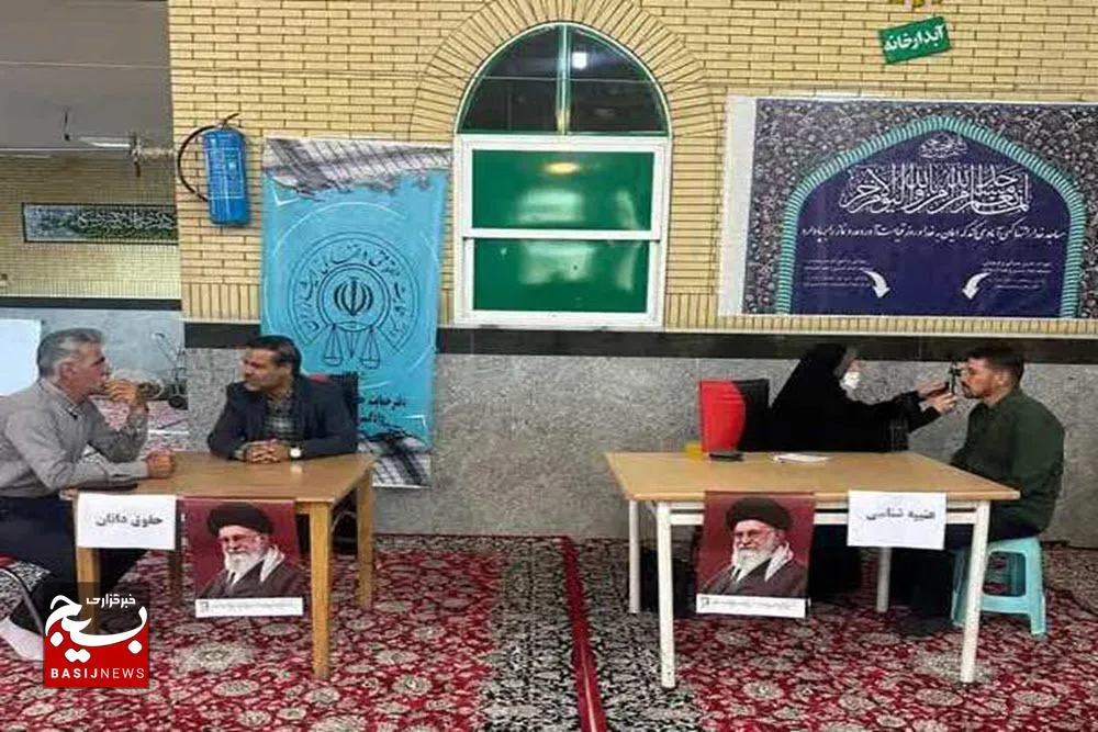 برپایی میزهای خدمت جهادی با هدف حمایت از ایثارگران و خدمت به عموم مردم
