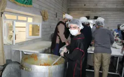 طبخ وتقسیم غذای نذری بین نیازمندان
