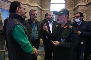 بازدید فرمانده سپاه عاشورا از آثار هنرمندان شرکت&zwnj;کننده در کارگاه نقاشی"رسم شاهدان شیدایی"