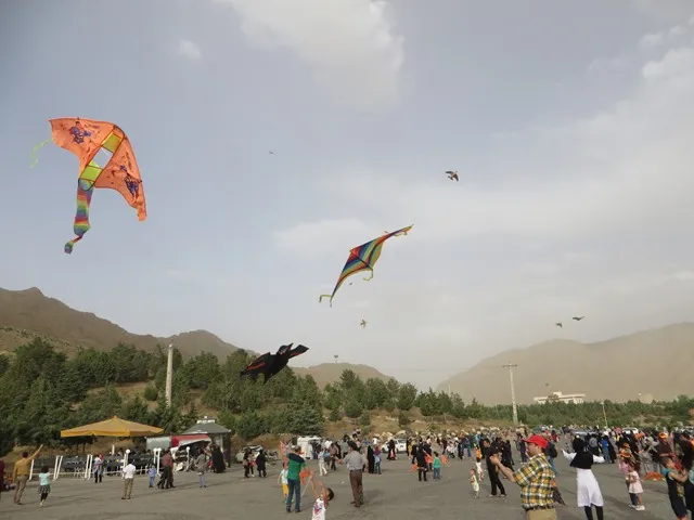 جشنواره بادبادکها در بام ملایر برگزار شد