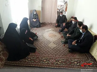 دیدار فرمانده ناحیه فراهان با والدین شهید &laquo;موسی خسروانی&raquo; در روستای حسین آباد فراهان