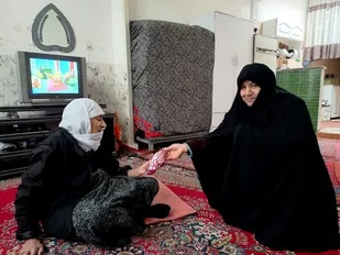 دیدار خواهران بسیجی حوزه حضرت آسیه (س) با مادران سالخورده و تنها