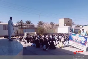 نواختن زنگ مقاومت در مدارس سراوان