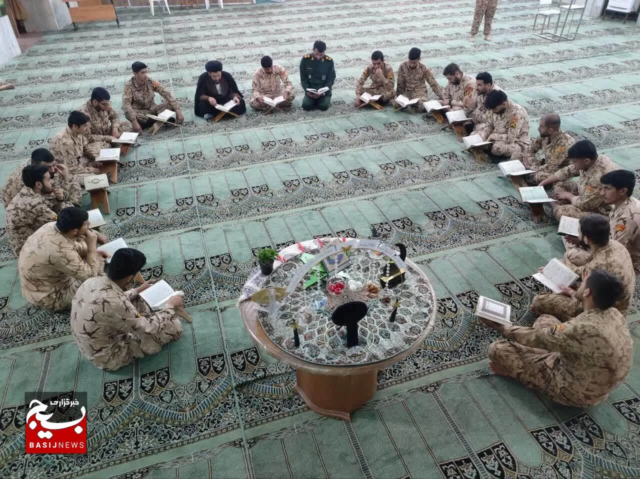 حال خوب فرمانده و سرباز لحظه تحویل سال در کنار سفره هفت سین با تزئینی به سبک ایرانی_ اسلامی