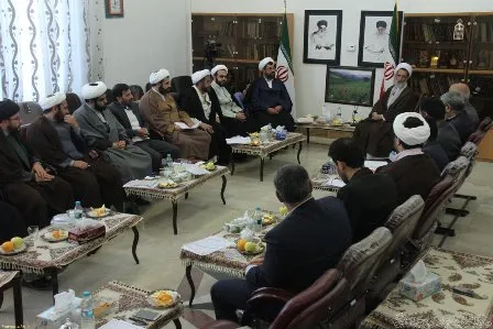 مساجد را باید روحانیت با کمک مردم اداره کنند