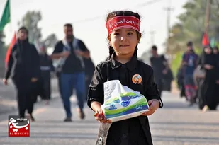 پذیرایی کودکان عراقی از زائران اربعین حسینی به روایت تصویر