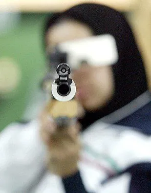 هزار و ۶۰۰ نفر از دانش آموزان دختر در کلاس تیراندازی شبیه سازی شرکت کردند