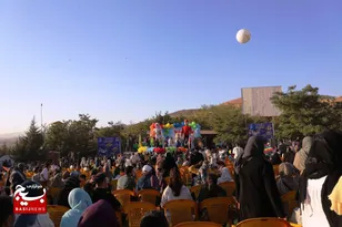پرواز بادبادک‌ها، تجربه حس خوب کودکان قزوینی در یک صبح پاییزی