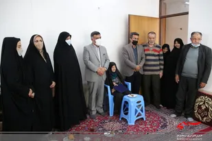 مدیر کل آموزش و پرورش استان سمنان با خانواده شهید علی اکبر عوض در سرخه دیدار کرد