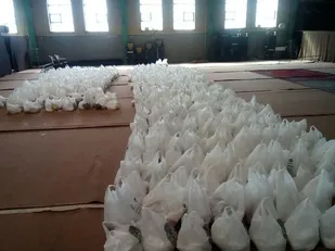 بسته بندی و آماده سازی ده هزار بسته  حمایتی  در سپاه ناحیه خمینی شهر توسط گردان ۱۲۴ امام حسین علیه السلام وسپاه ناحیه خمینی شهر