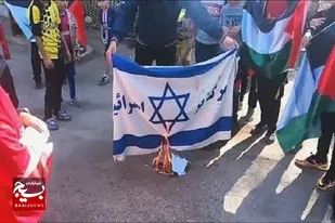 سوزاندن پرچم اسرائیل در مجموعه ورزشی ۱۵ خرداد مشهد+عکس