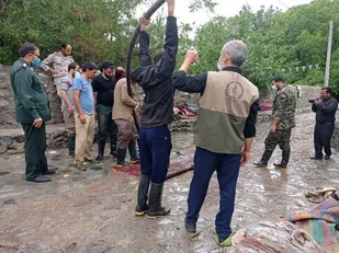 تداوم خدمت رسانی سپاه و بسیج در مناطق سیل زده رابر