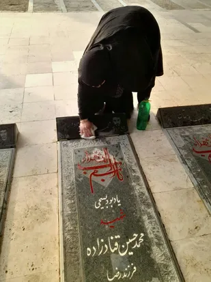 غبارروبی قبور شهدای خلدبرین در اولین روز از هفته دفاع مقدس