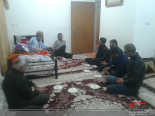 عیادت فرمانده و جمعی از معاونین پایگاه شهدای دزج از برادر بسیجی غلامرضا تقی زاده