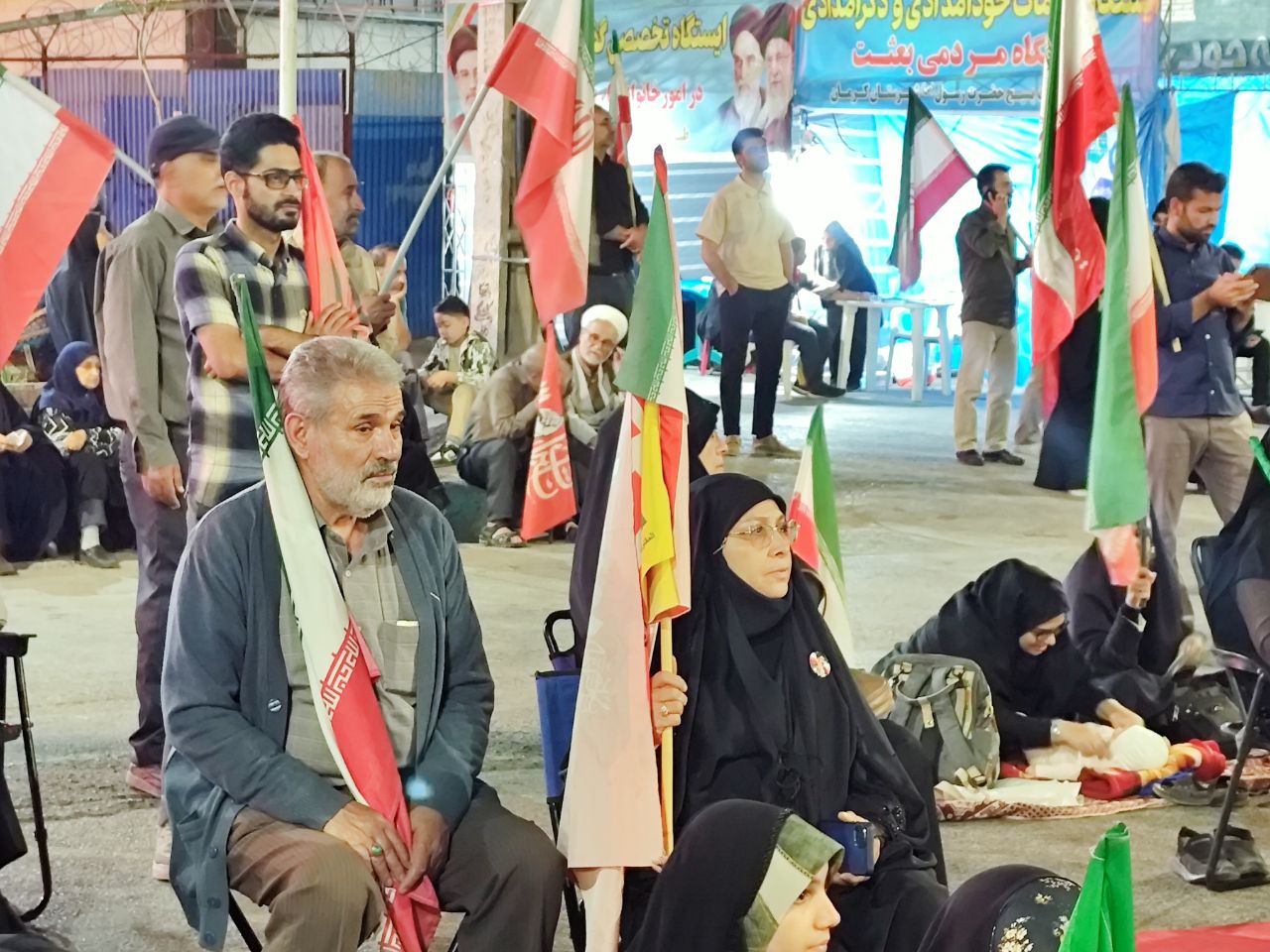 رقص پرچم ایران در میدان کوثر؛ روایت عشق و ایستادگی مردم + تصاویر