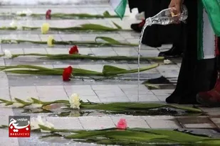 غبار روبی عطرافشانی و گلباران گلزار مطهر شهدا همزمان با هفته دفاع مقدس در گلزار شهدا زاهدان &nbsp;
