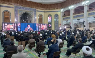 کسی که زندگی اشرافی دارد یا دم از تسلیم می&zwnj;زند نمی&zwnj;تواند به انقلاب پایبند باشد