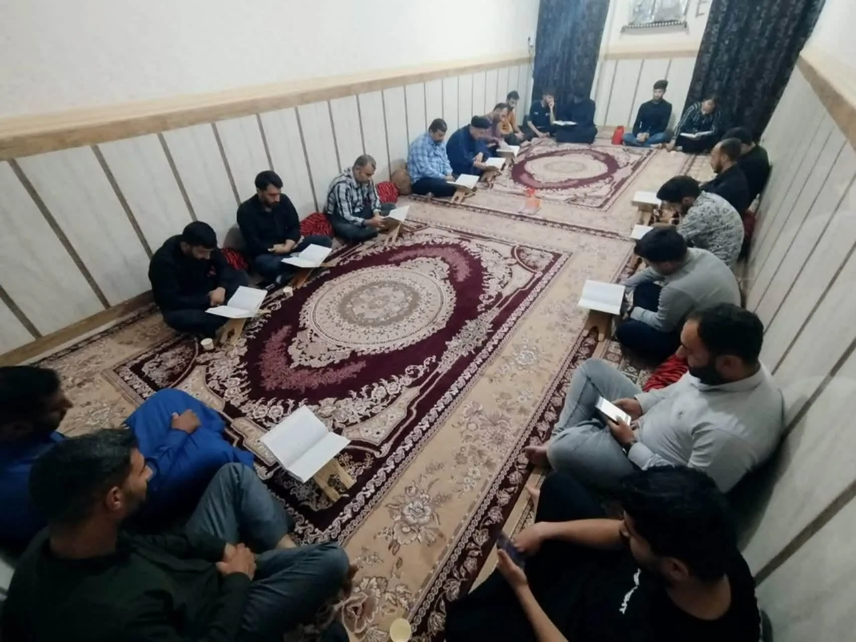 برگزاری جلسات هفتگی  حفظ و روانخوانی قرآن درمنازل آغاجاری