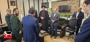 تجلیل فرمانده ناحیه مقاومت بسیج امام حسین(ع) از شهردار منطقه چهار قم