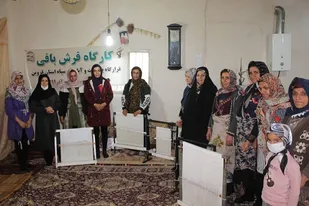 کارگاه فرش بافی در روستای طهمورث آباد افتتاح شد