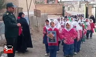 تقدیر دختران کاپشن صورتی ششتمدی از پاسداران+تصاویر و فیلم