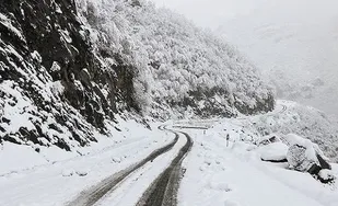 بارش برف تمام گردنه&zwnj;های استان قزوین را فرا گرفت