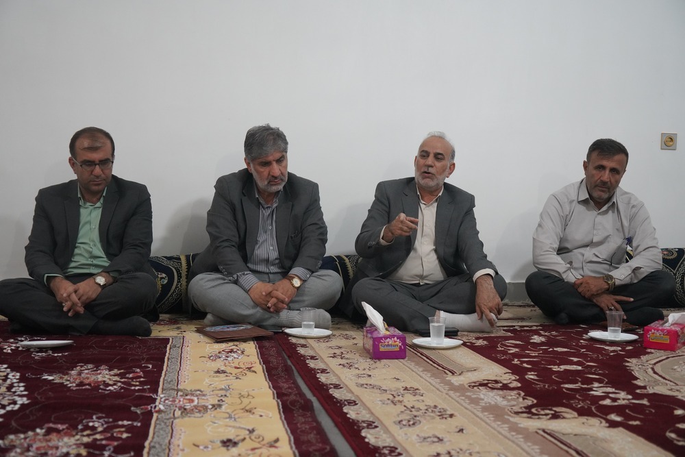تجلیل مدیرعامل صندوق ذخیره بسیجیان کشور از خانواده شهدا در یاسوج