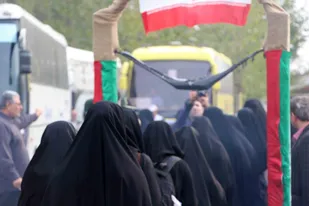 اعزام سه کاروان از دانش آموزان دختر به مناطق عملیاتی غرب کشور