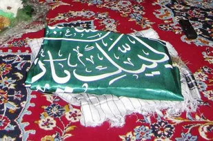 اهدای پرچم حرم حضرت زینب(س) به پایگاه حضرت آمنه(س) همدان