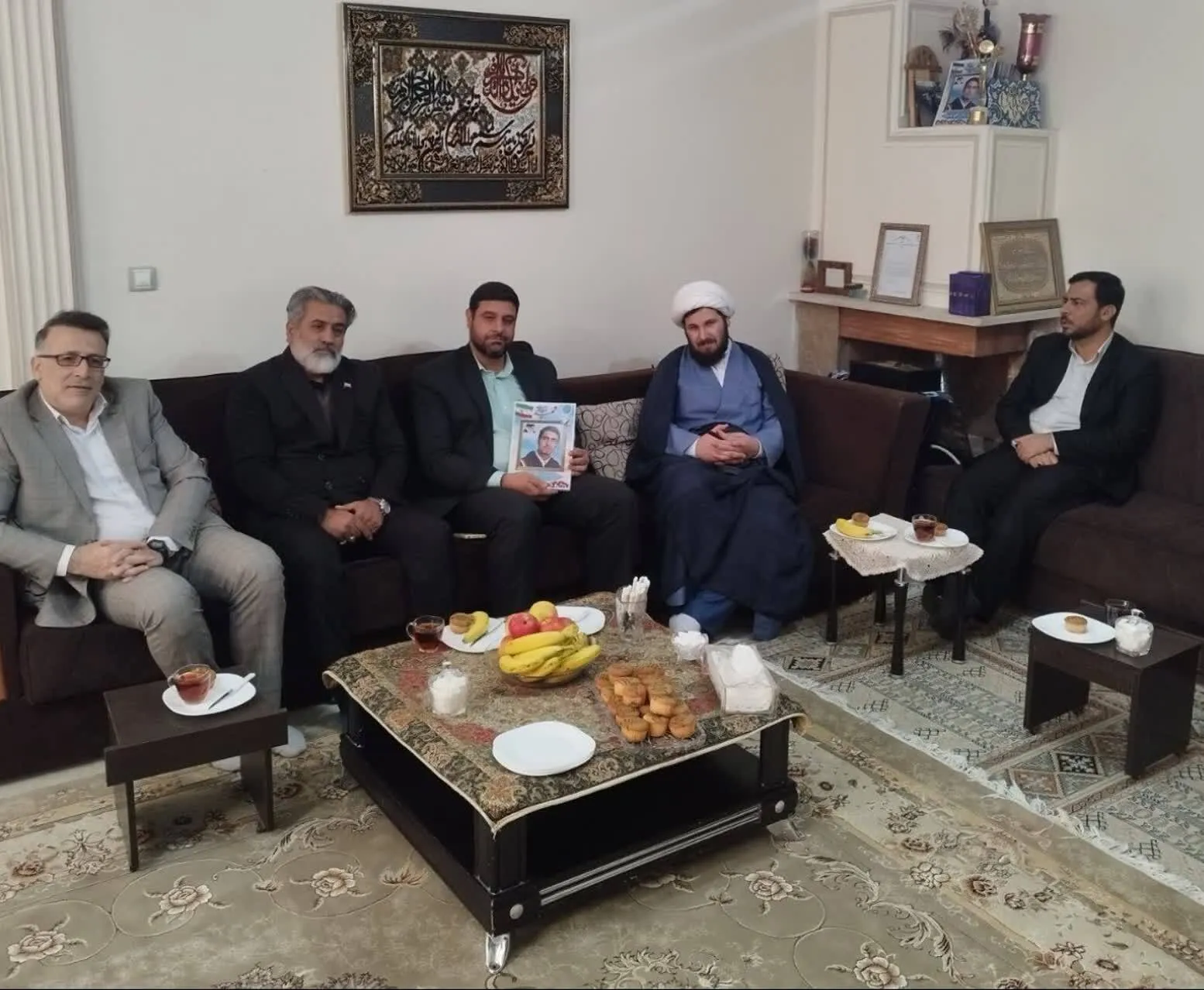 مسئولین سازمان بسیج هنرمندان کشور با خانواده هنرمند شهید علی تاج احمدی دیدار کردند