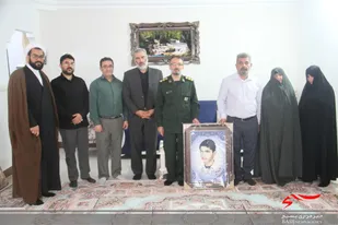 دیدار امام جمعه و فرمانده ناحیه بسیج پردیسان با خانواده شهدا