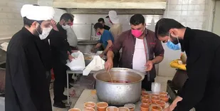تداوم کمک&zwnj;های مومنانه/ توزیع ۳۰۰۰ پرس غذای گرم میان نیازمندان شیراز و خفردر عاشورای حسینی
