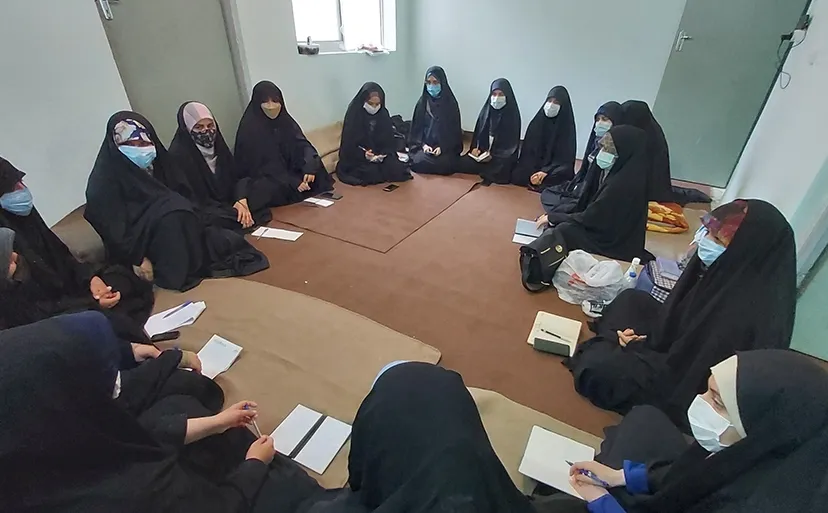 خواهران این محله دوشادوش برادران در حال خدمت‌رسانی