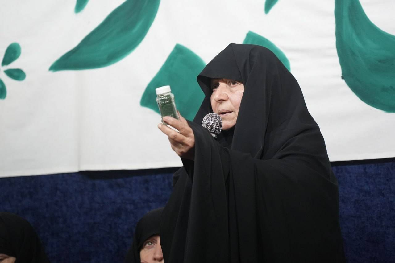 امنیتِ این سرزمین، وامدار دستانی‌ست که فرزندانشان را به راهِ ایران سپردند/  قامتِ فرماندهی که به نمایندگی از مردم ایران، پیشِ مادران شهدا خم شد