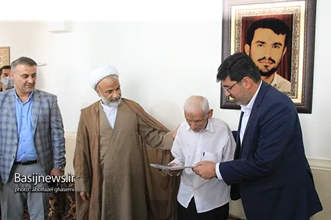 دیدار مسئولین شهرستان دشتستان با خانواده معظم شهیدان به مناسبت هفته دفاع مقدس
