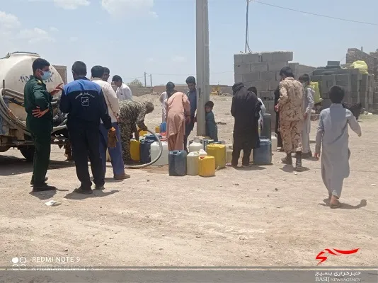 توزیع ٩ هزار لیتر آب شیرین در بین مردم روستاهای عباس آبادوکمال آبادوناصری خاش