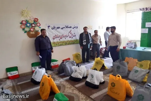 توزیع ۱۳۰ بسته لوازم التحریر توسط سپاه اسدآباد بین دانش آموزان نیازمند