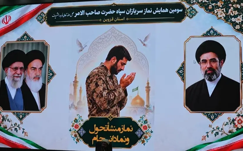 سرباز مؤمن، در کنار پاسداری از امنیت با نماز جان خود را به سرچشمه ایمان پیوند می‌زند