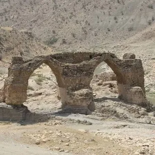 پل &laquo;کر و دیت&raquo; در شاهراه باستانی شوش به اکباتان در استان ایلام