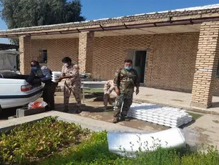 پخت وتوزیع ۵۰۰ پرس غذا گرم مابین نیازمندان توسط حوزه مقاومت بسیج دشت عباس