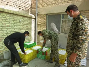 تهیه و توزیع بسته های معیشتی و کمکهای مومنانه توسط رزمندگان گردان ۱۱۸ امام حسین(عیه السلام)
