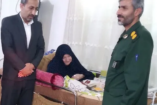 به همت مسئولان حوزه مقاومت بسیج محمد رسول ا...(ص) و بخشدار بخش ریگ گناوه   دیدار با مادر شهید عبدالعزیزمذکوری در بندر ریگ انجام شد