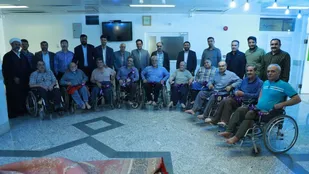 دیدار صمیمانه بسیجیان و جمعی از روسا و کارکنان منطقه خطوط لوله و مخابرات نفت اصفهان با جانبازان قطع نخاعی آسایشگاه امام حسین(ع) خمینی&zwnj;شهر بمناسبت هفته دفاع مقدس
