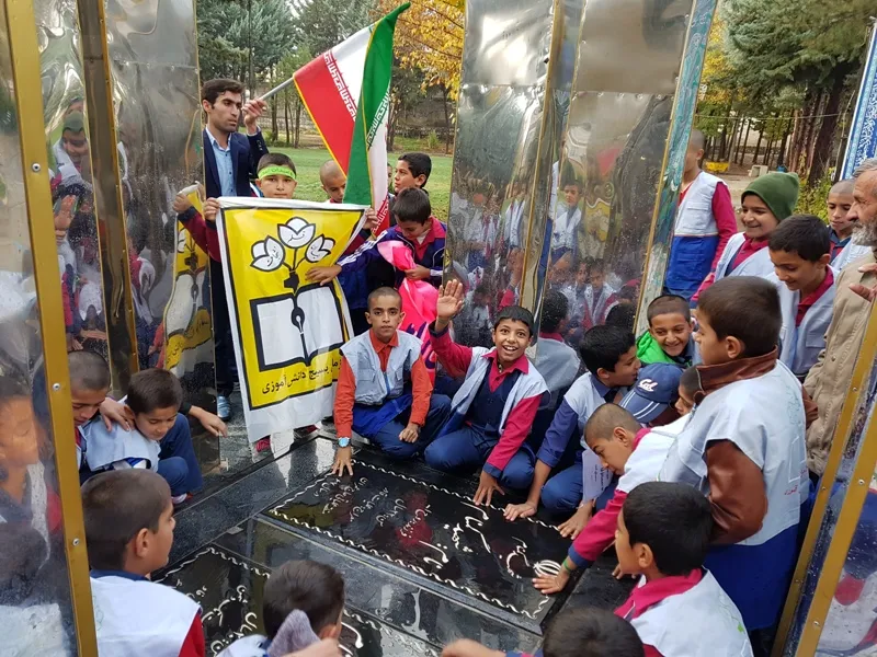 غبارروبی مزار مطهر شهدای گمنام در لردگان