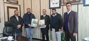 اهدا تمثال شهید سلیمانی به مسئولین شهرستان شاهرود+ تصاویر