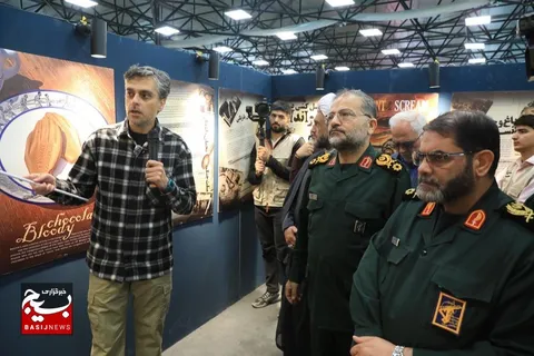 بازدید رئیس سازمان بسیج مستضعفین از نمایشگاه نسخ