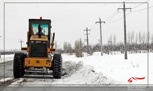 تلاش راهداران برای برف&zwnj;روبی در جاده&zwnj;های مواصلاتی استان اردبیل