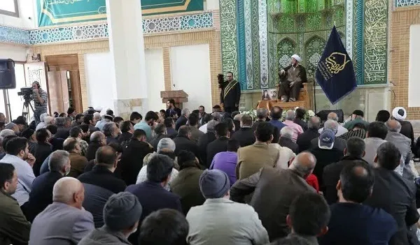 از برکات احسان به والدین نگاه کردن به صورت آنان عبادت است.